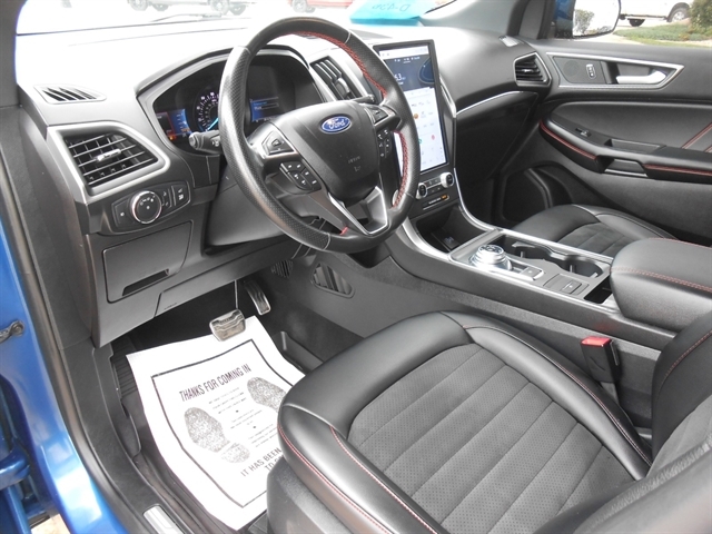 2022 Ford Edge SEL photo 2