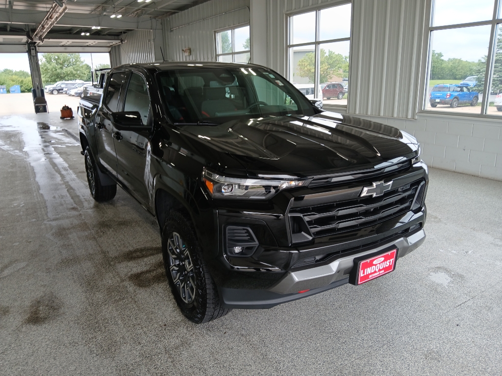 2023 Chevrolet Colorado Z71 photo 2