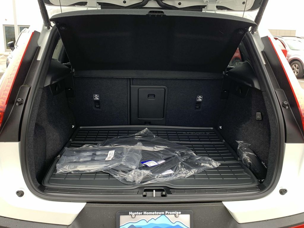 2025 Volvo XC40 AWD Plus photo 20