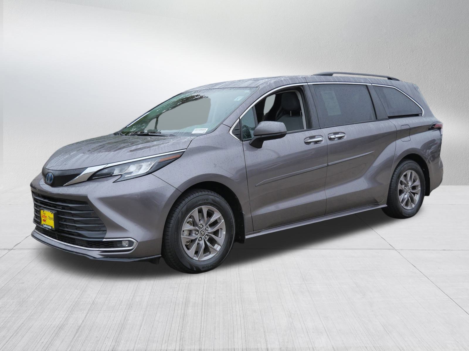 2023 Toyota Sienna XLE photo 3