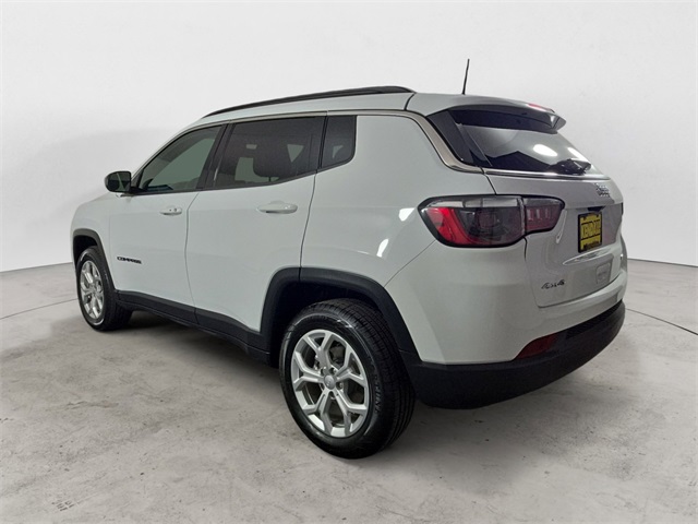 2024 Jeep Compass Latitude photo 2