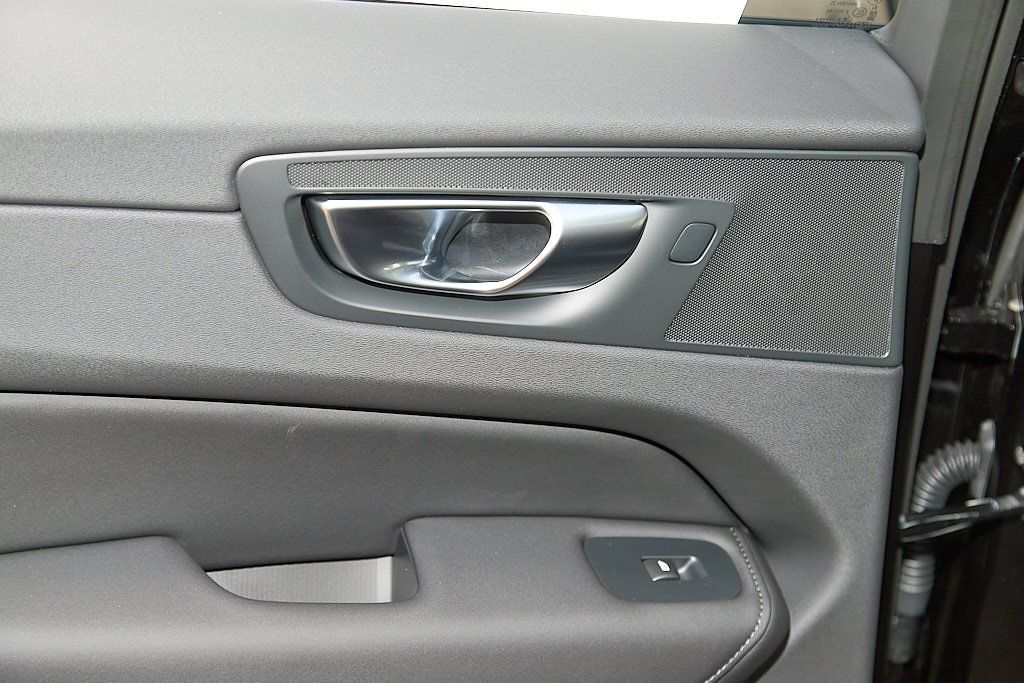 2026 VOLVO XC60 - Image 17