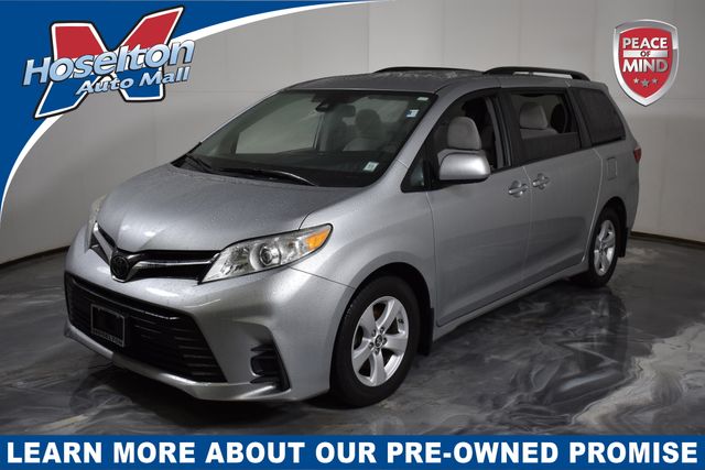 2020 Toyota Sienna LE's photo