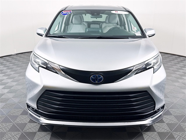 2021 Toyota Sienna LE photo 2