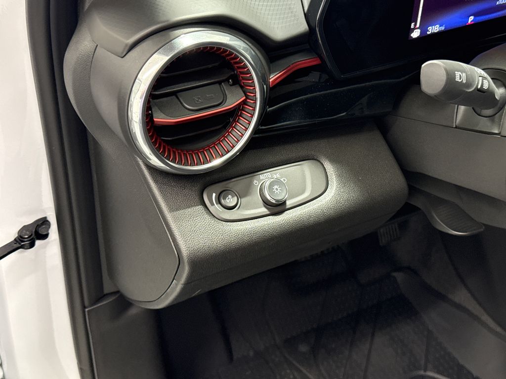2025 Chevrolet Trax photo 14