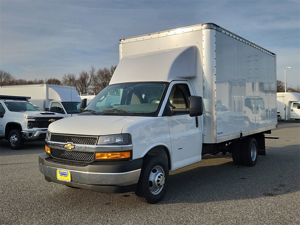 2023 Chevrolet Express Cutaway 3500 photo 3