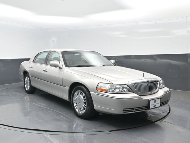 Used 2006 Lincoln Town Car Signature Limited with VIN 1LNHM82V26Y623396 for sale in White Hall, WV