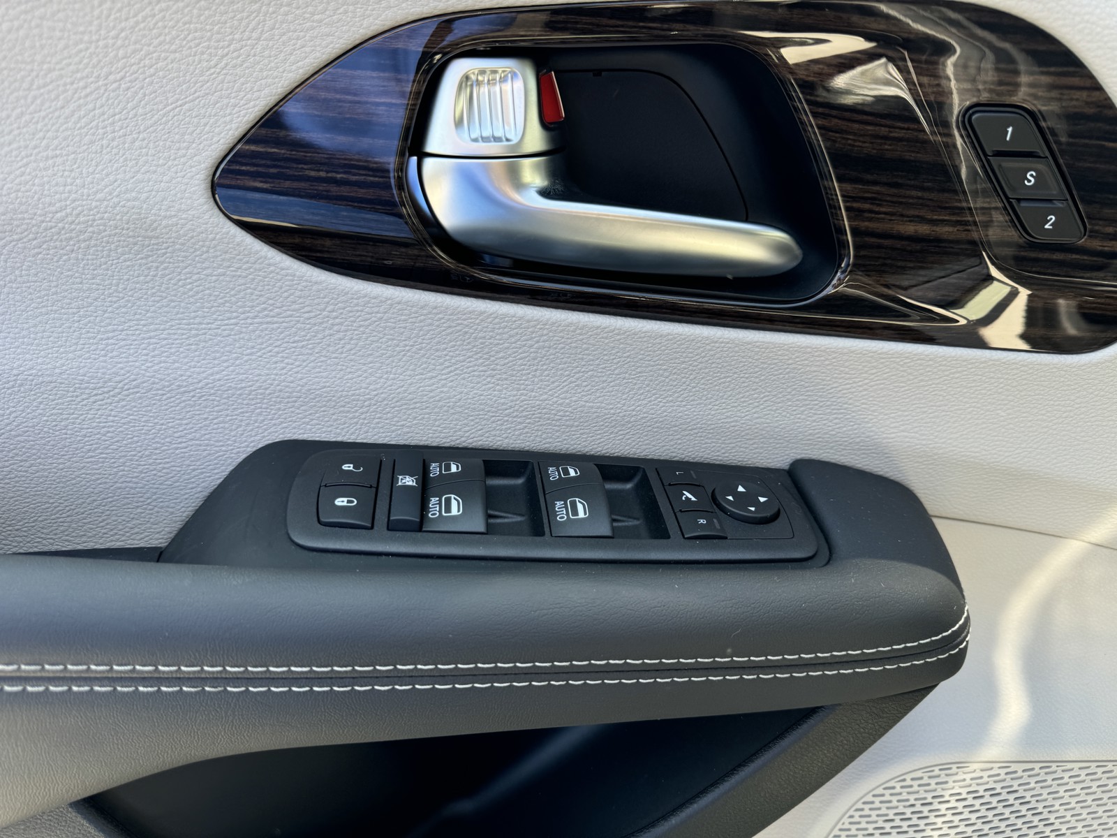 2024 Chrysler Pacifica Limited photo 15