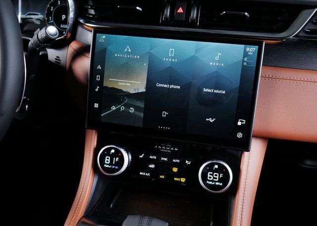 2025 Jaguar F-PACE R-Dynamic S photo 13