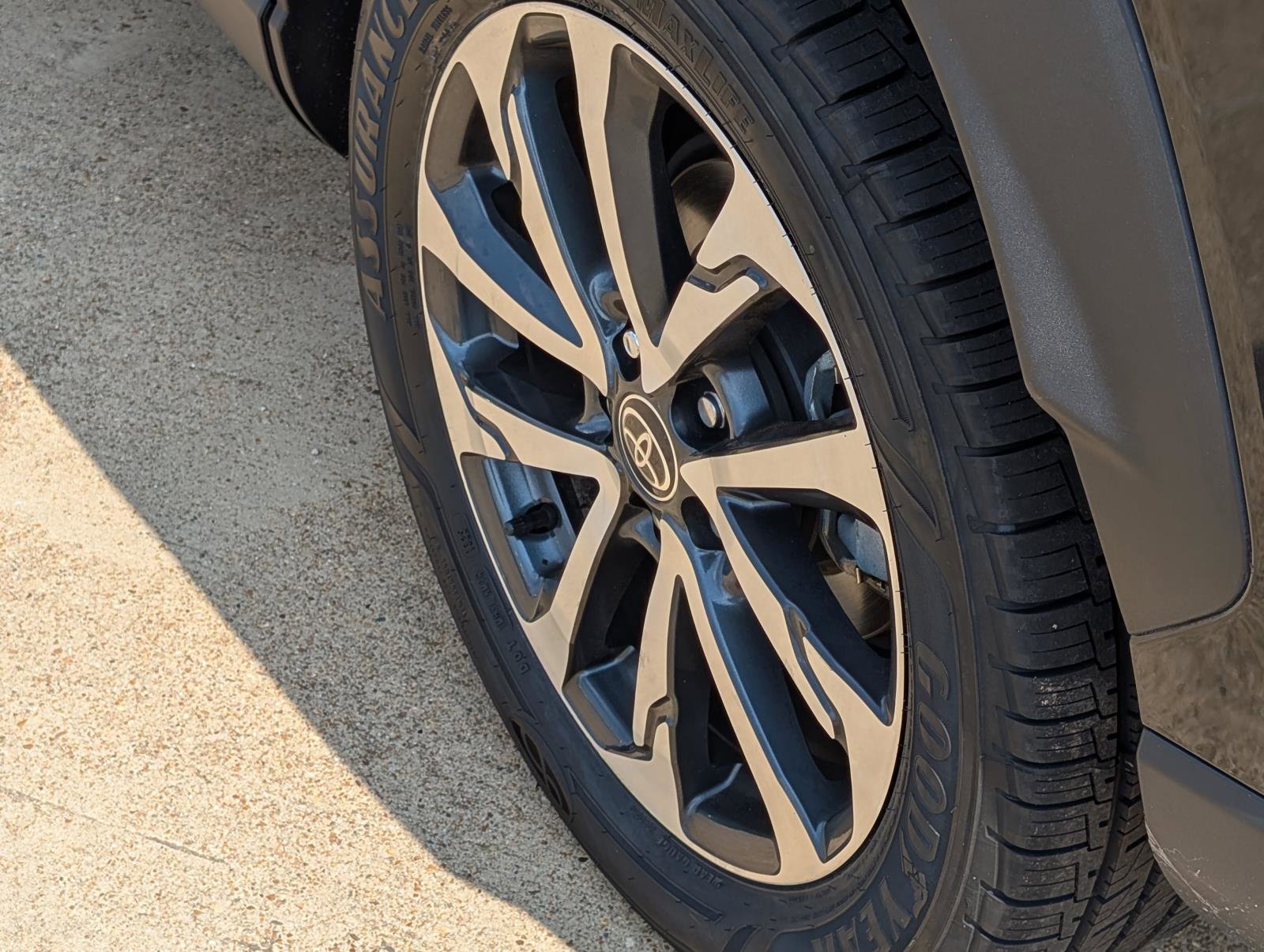 2022 Toyota Corolla Cross XLE photo 9