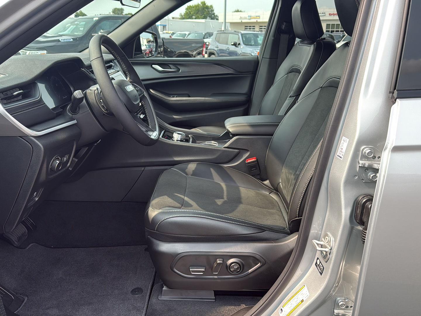2025 Jeep Grand Cherokee Altitude photo 9