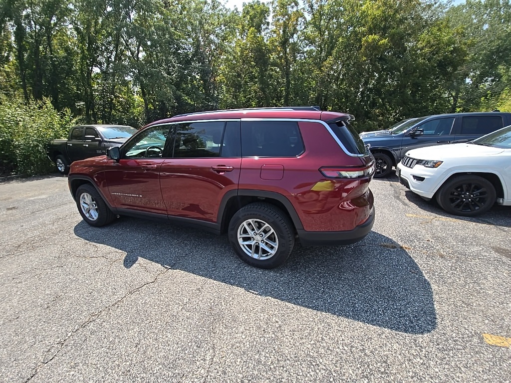 2022 Jeep Grand Cherokee Laredo photo 2