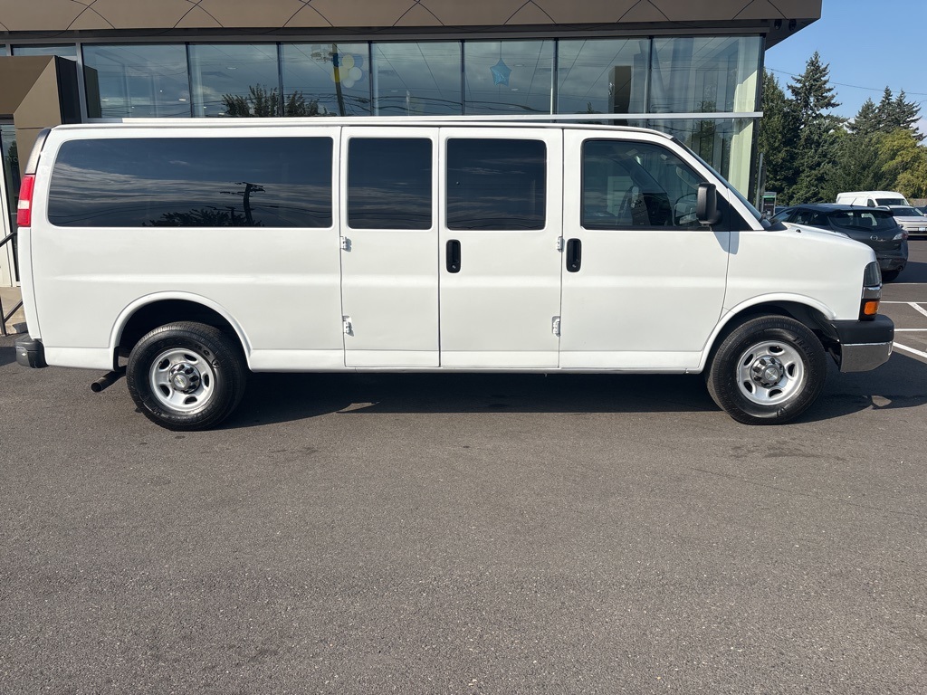 2016 Chevrolet Express 3500 Passenger Van photo 4