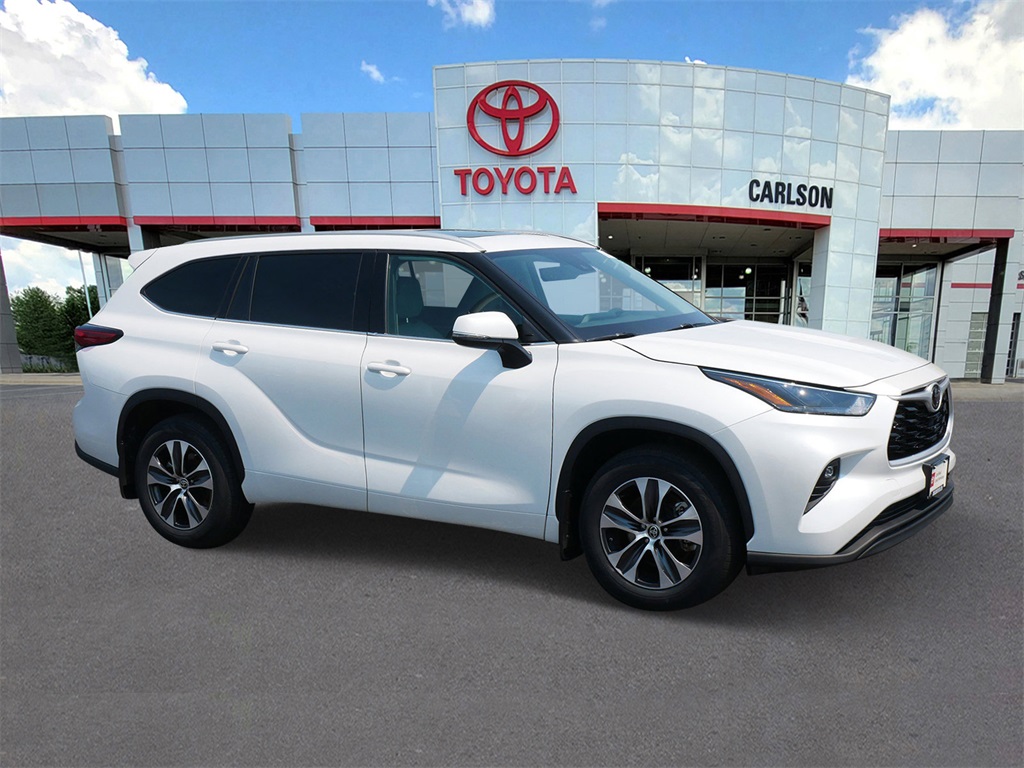 Used 2022 Toyota Highlander XLE with VIN 5TDGZRBH3NS592610 for sale in Minneapolis, Minnesota