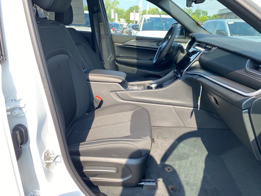 2025 Jeep Grand Cherokee Laredo X photo 15