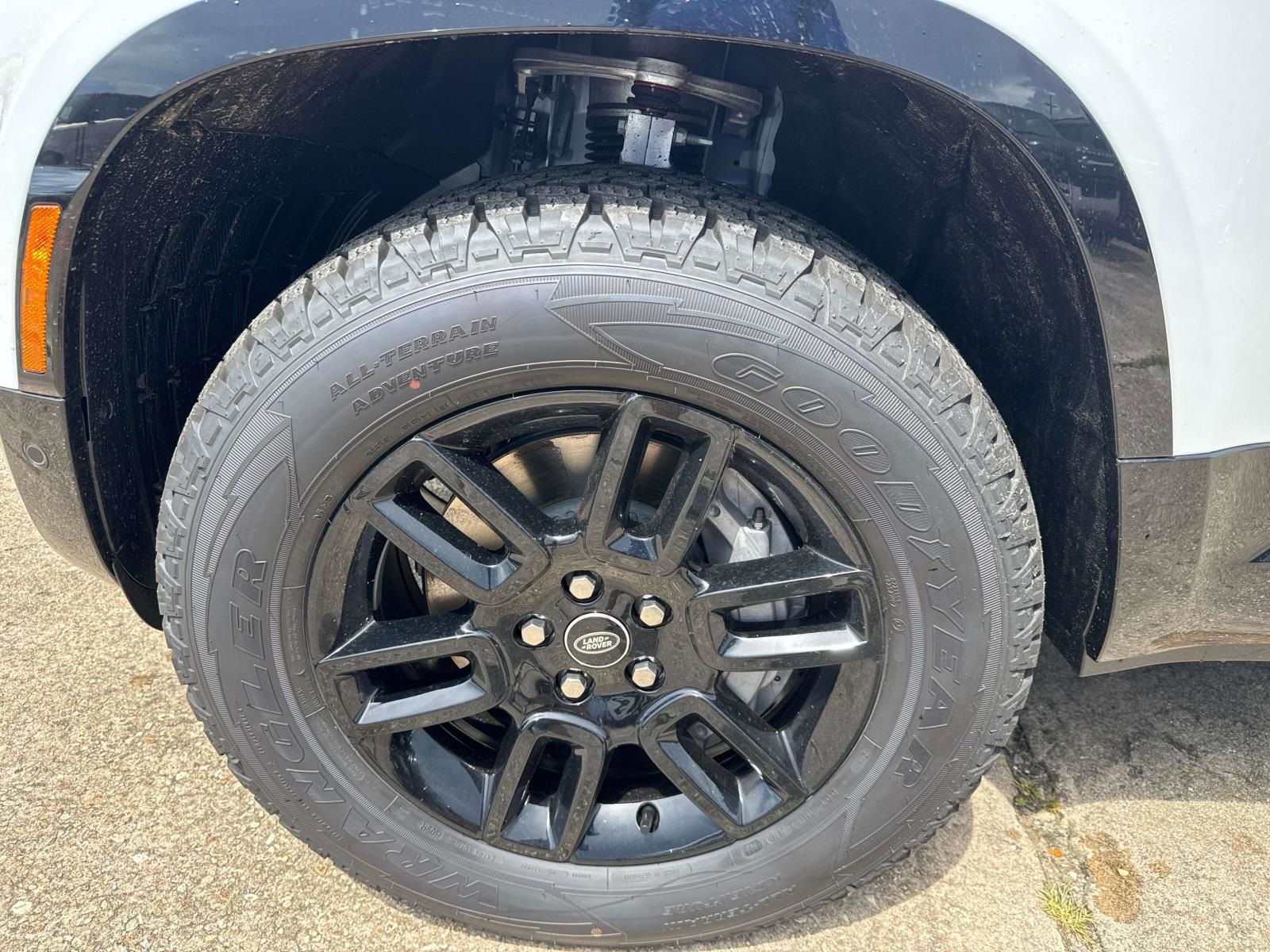 2025 Land Rover Defender 90 X-Dynamic SE photo 2