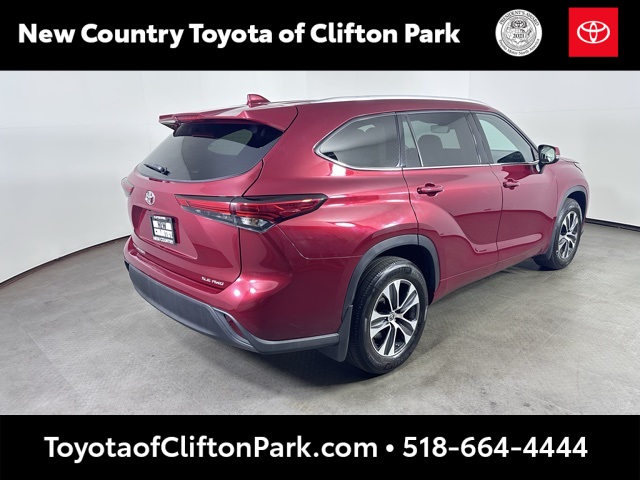 2022 Toyota Highlander XLE photo 2