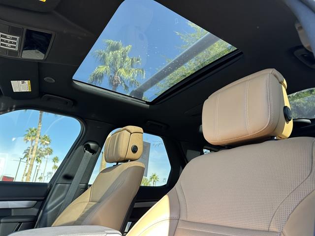 2024 Land Rover Discovery P300 Dynamic SE photo 4