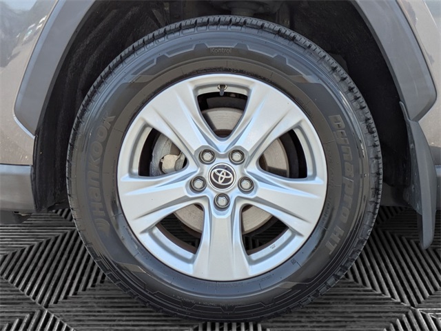2020 Toyota RAV4 XLE photo 9