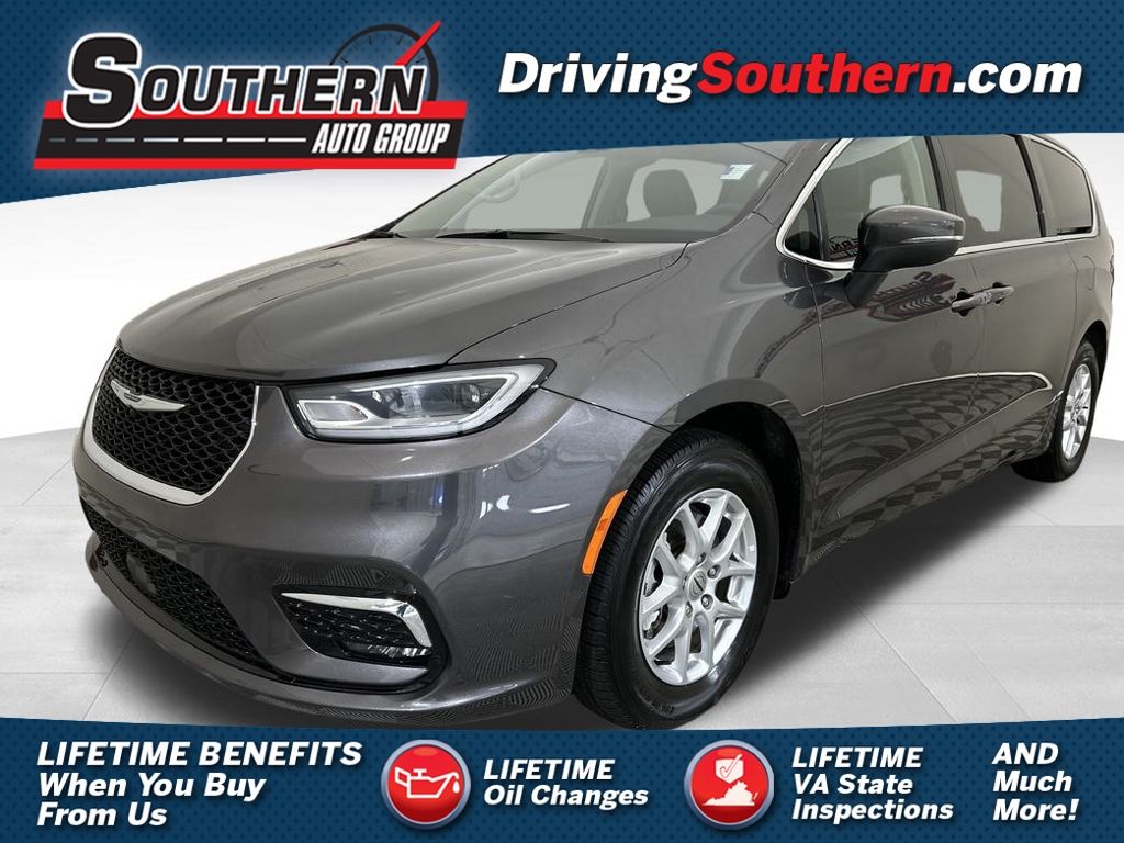 2023 Chrysler Pacifica Touring L's photo