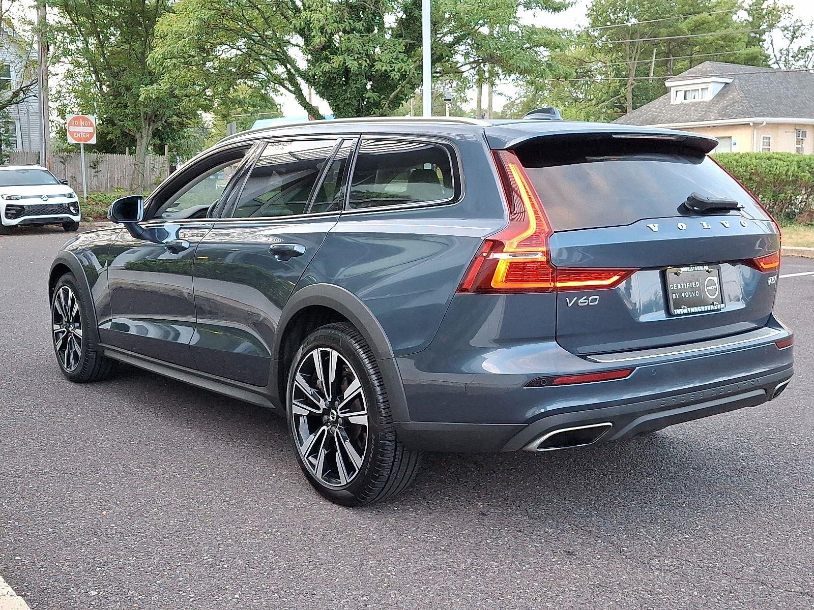 2022 Volvo V60 Cross Country photo 4