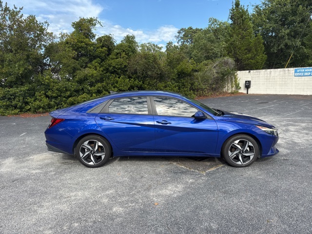 2023 Hyundai Elantra SEL photo 2