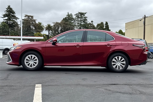 2022 Toyota Camry Hybrid LE photo 6