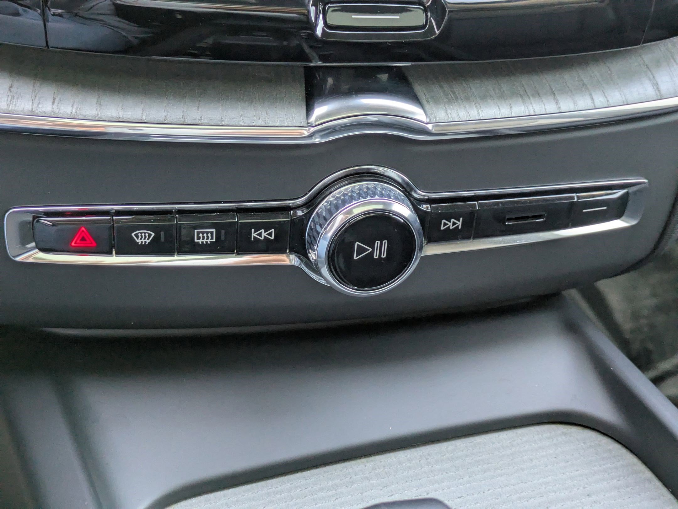 2025 Volvo XC60 Plus photo 22