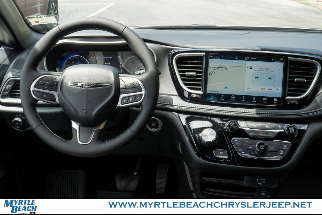 2026 Chrysler Pacifica photo 14