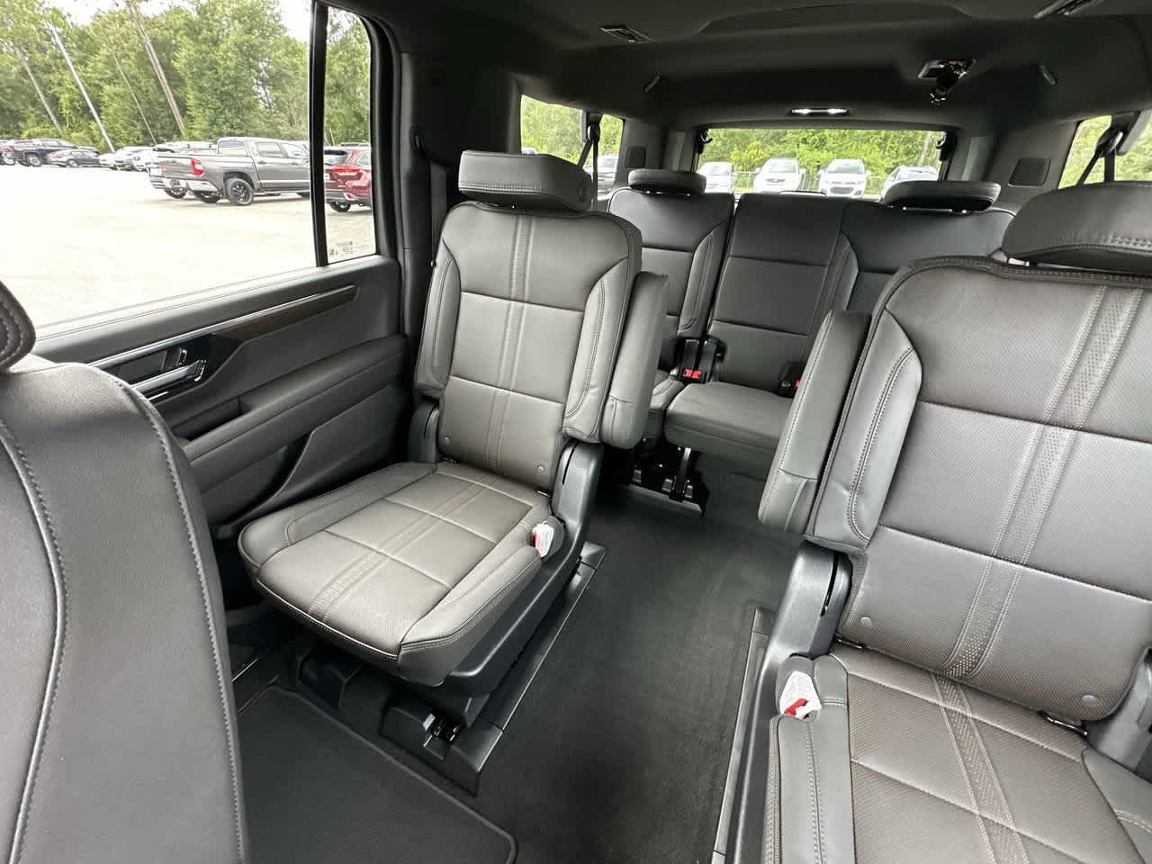 2025 Chevrolet Suburban High Country photo 5