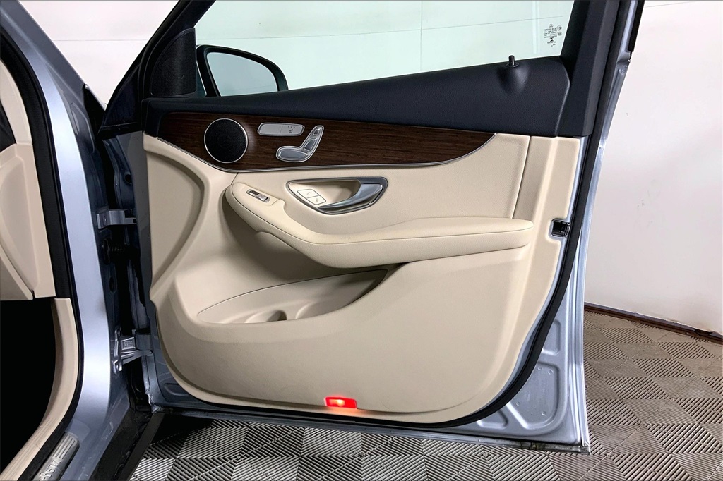 2022 Mercedes Benz GLC 300 photo 23