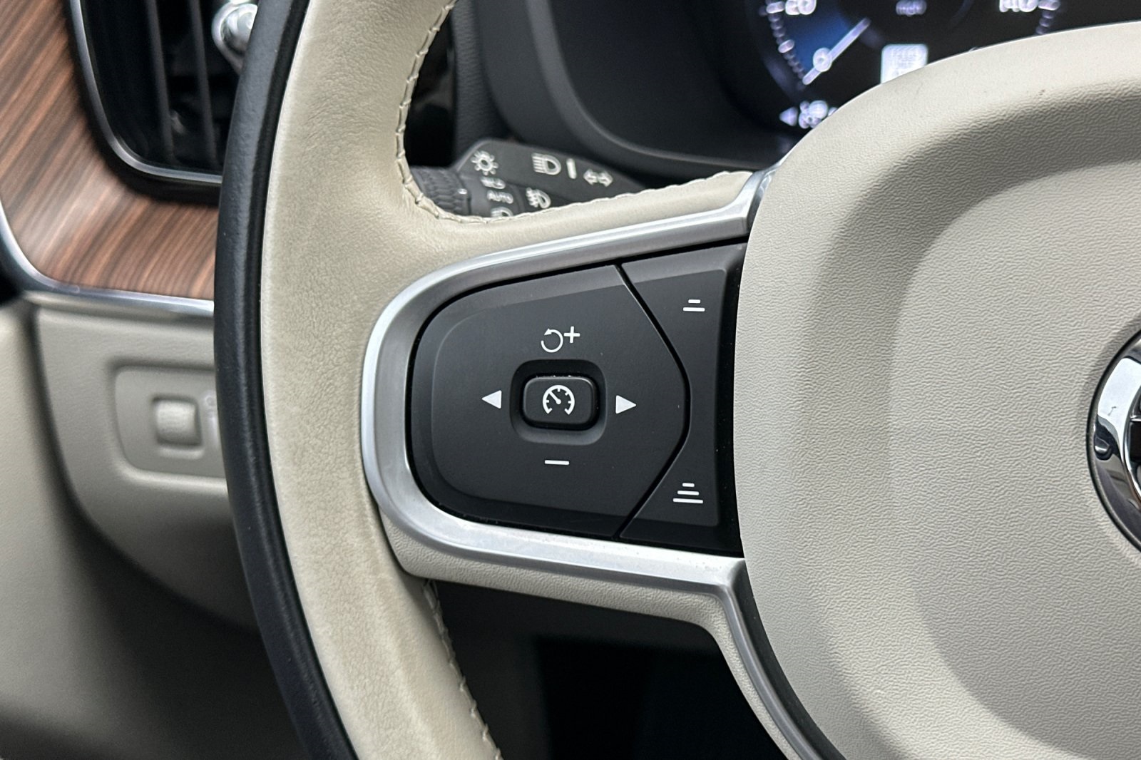 2021 Volvo XC60 Recharge Hybrid T8 Inscription Expression photo 25