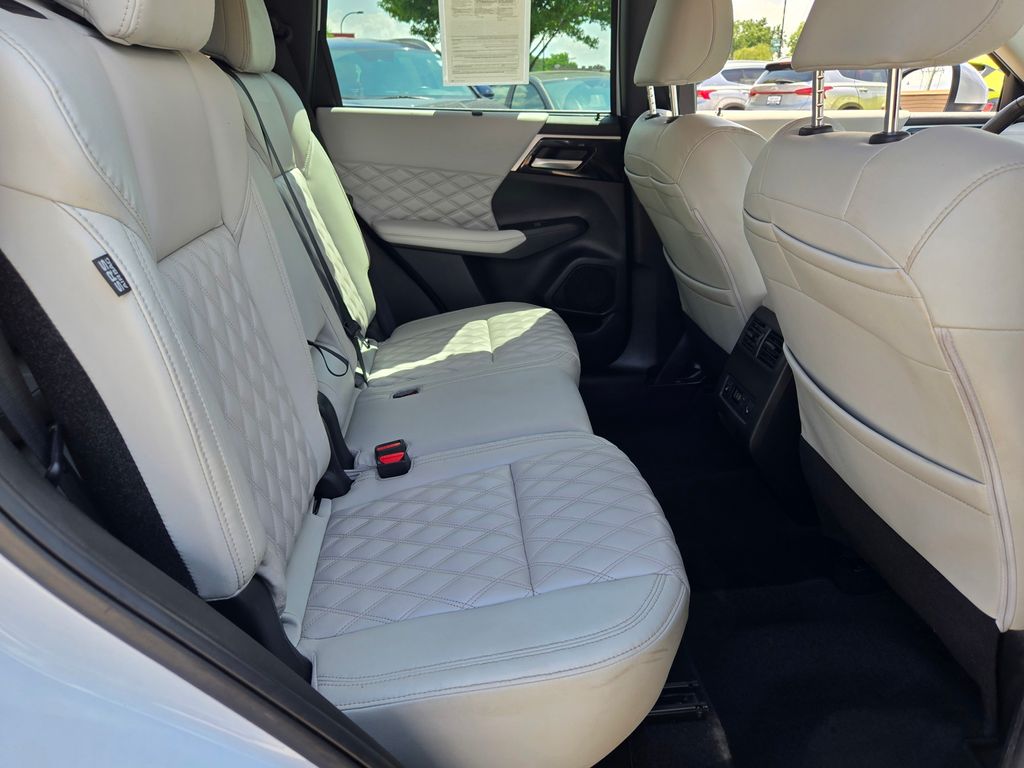 2023 Mitsubishi Outlander SEL photo 6