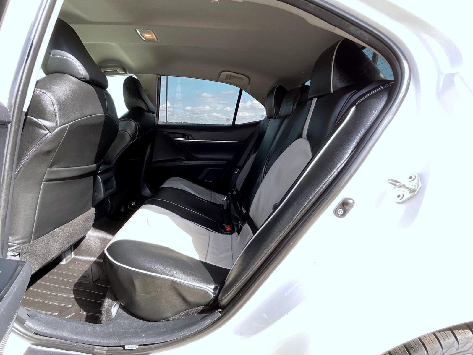 2018 Toyota Camry SE photo 19