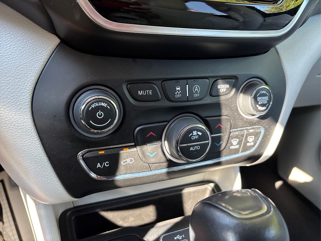 2019 Jeep Cherokee Limited photo 26