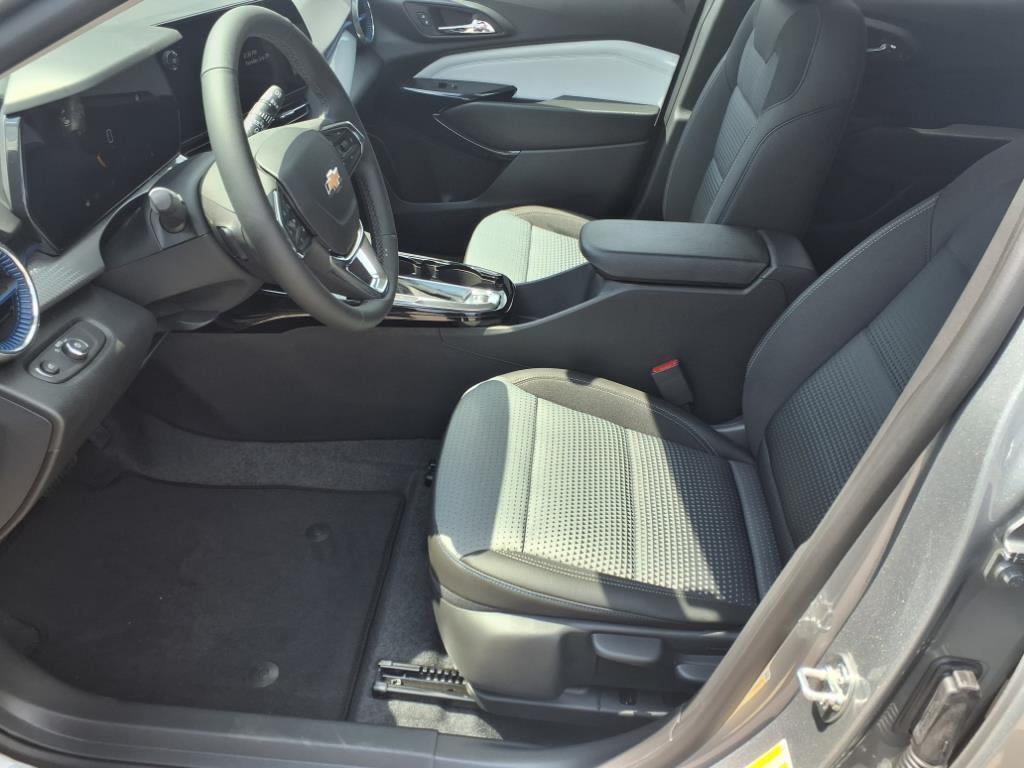 2025 Chevrolet Trax LT photo 5