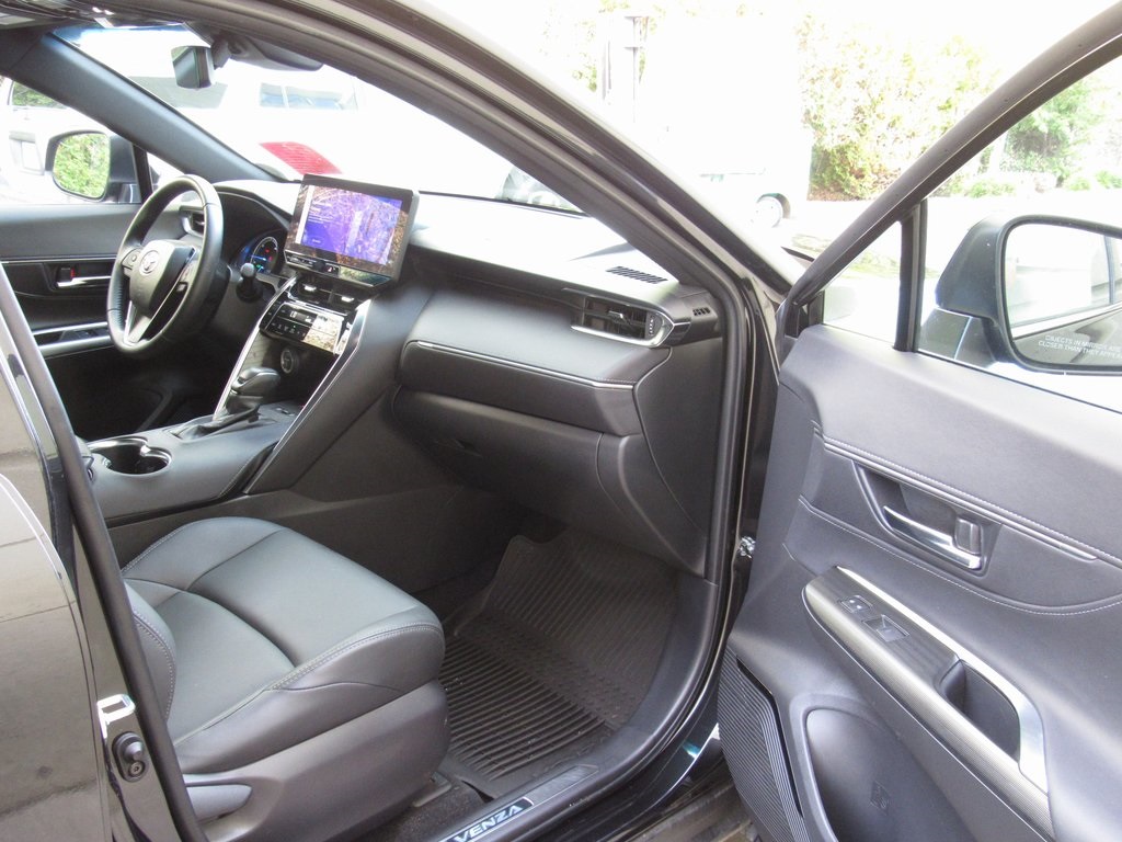 2024 Toyota Venza photo 12