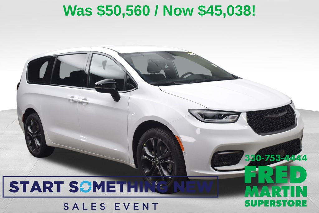 2026 Chrysler Pacifica Select's photo