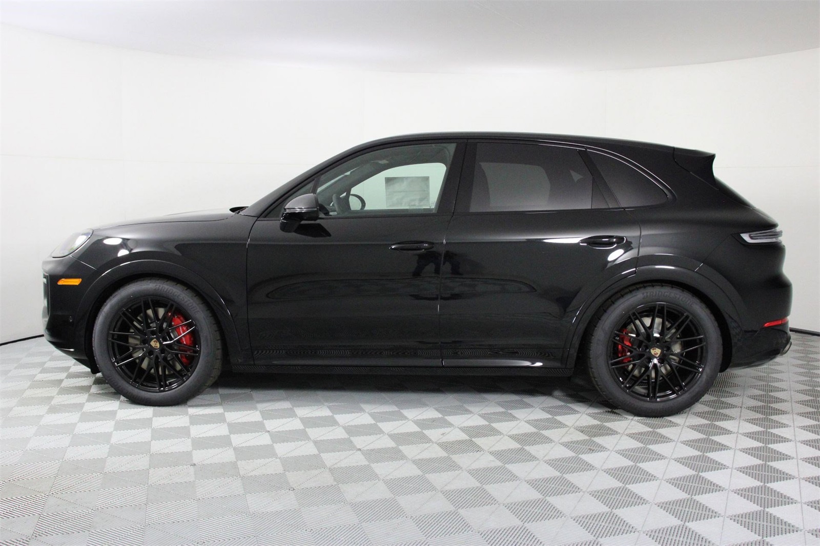 2026 Porsche Cayenne GTS photo 2