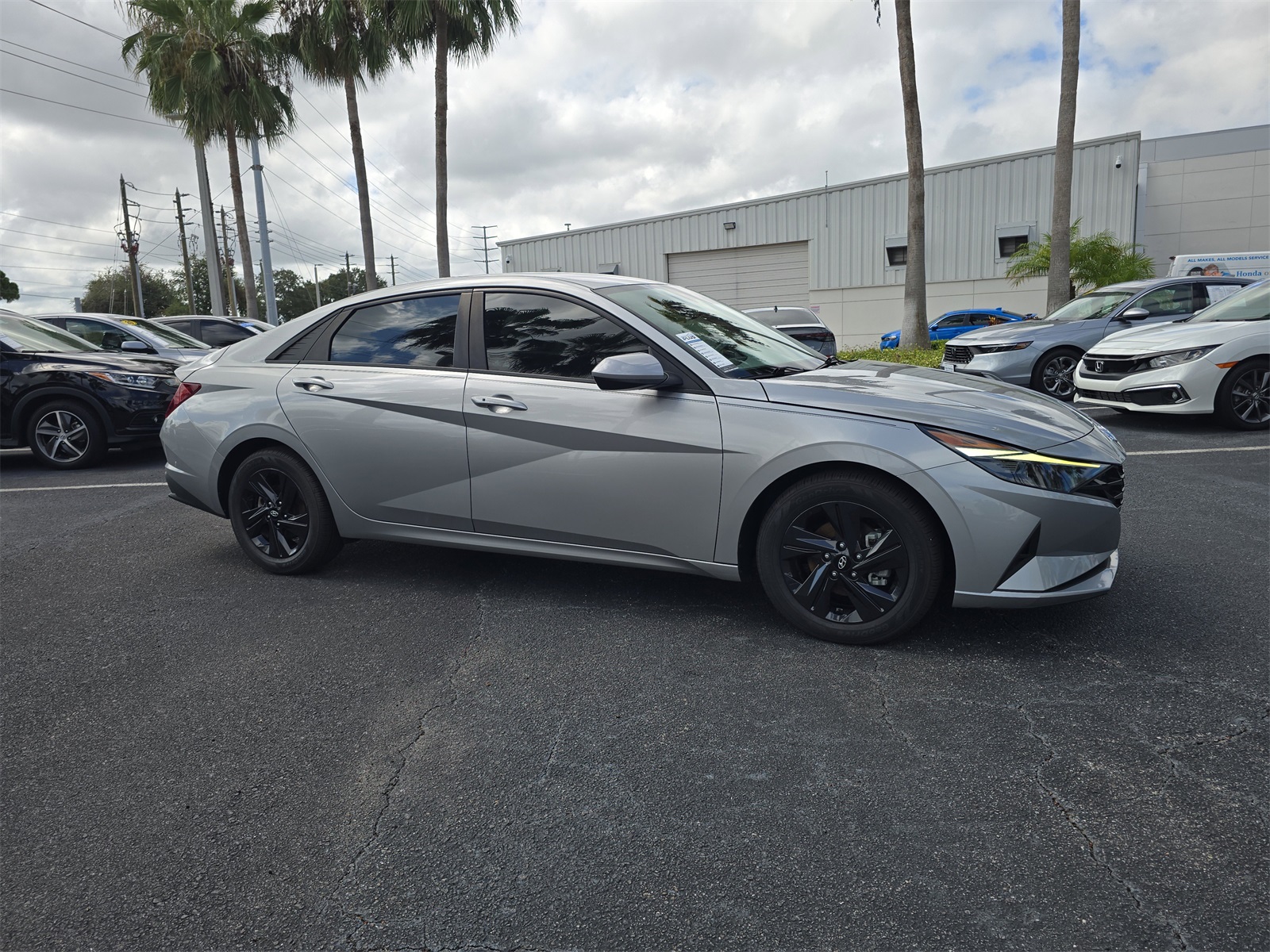 2022 Hyundai Elantra SEL photo 2