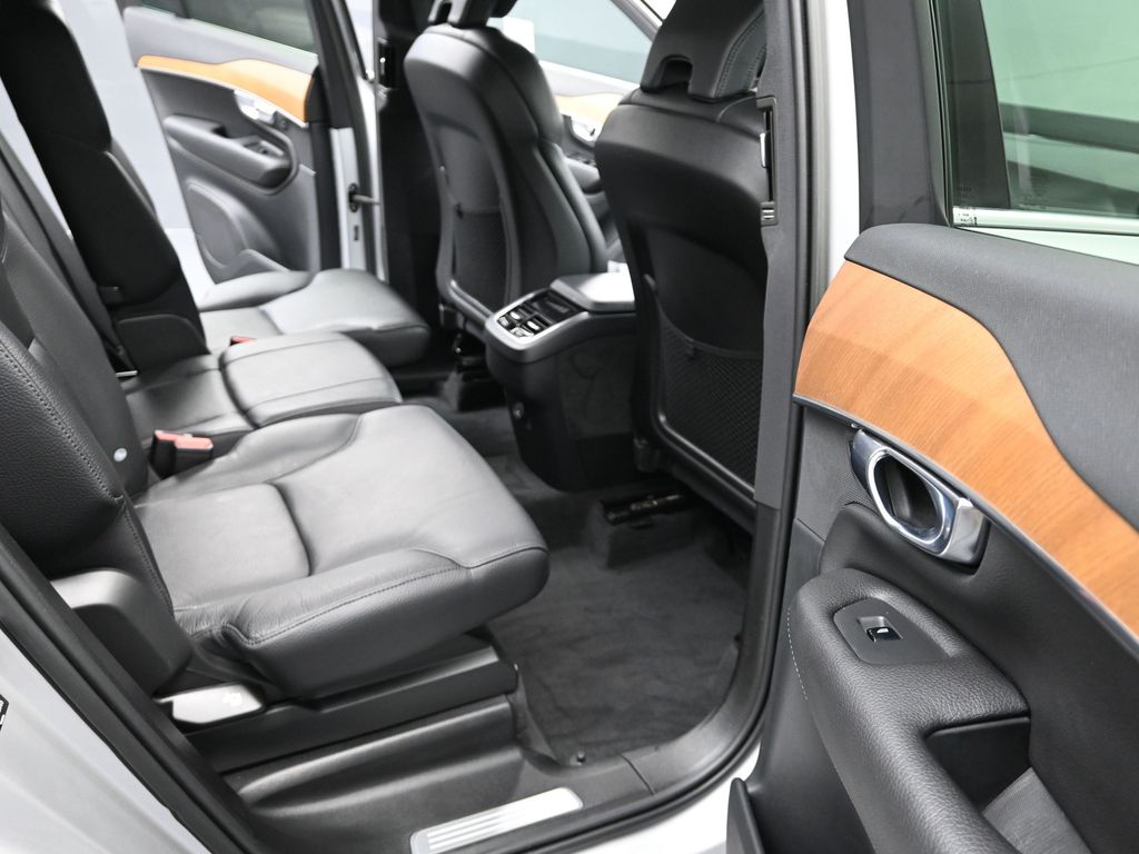 2022 Volvo XC90 T6 Momentum photo 12