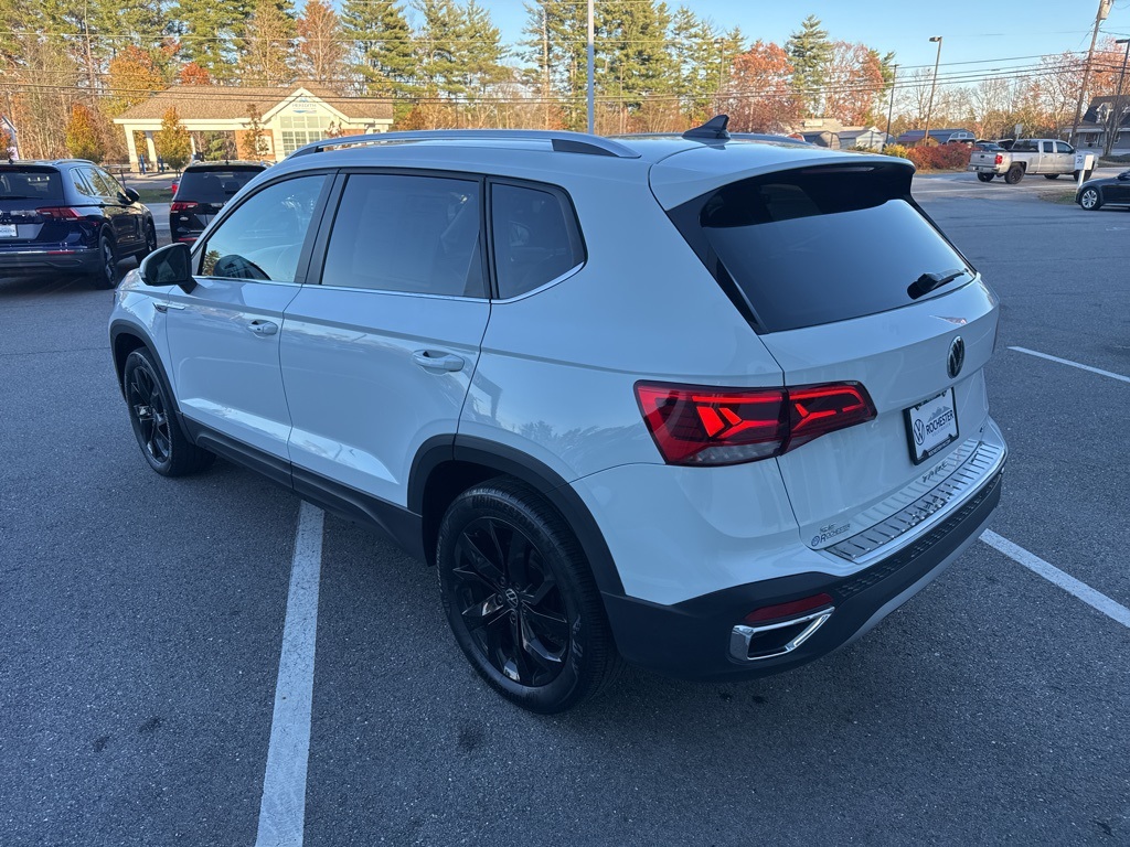 2022 Volkswagen Taos SE photo 3