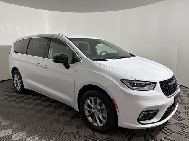 2026 Chrysler Pacifica Select's photo