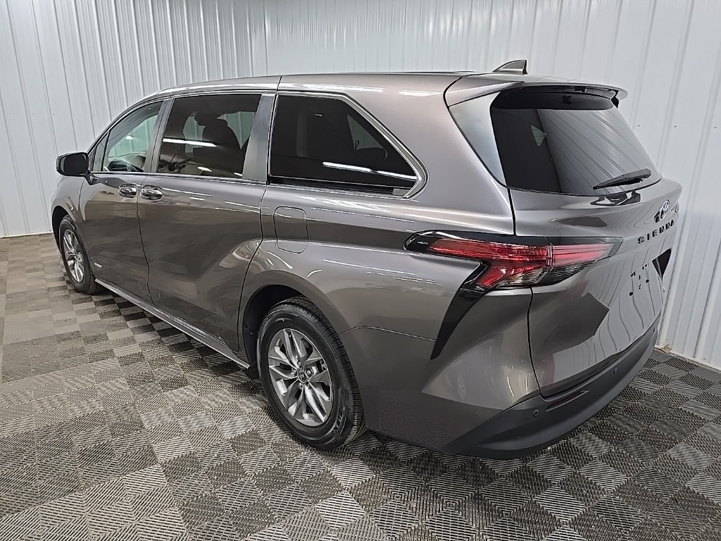 2021 Toyota Sienna LE photo 9