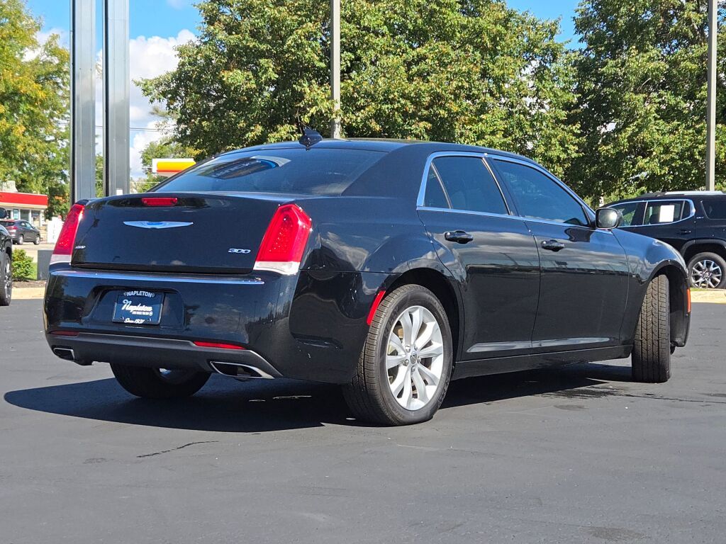 2018 Chrysler 300 Touring photo 7