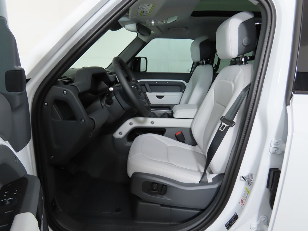 2025 Land Rover Defender 110 S photo 17