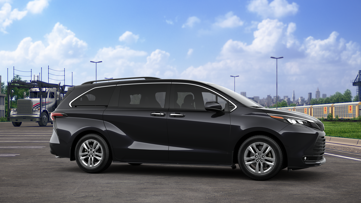2025 Toyota Sienna XLE photo 13