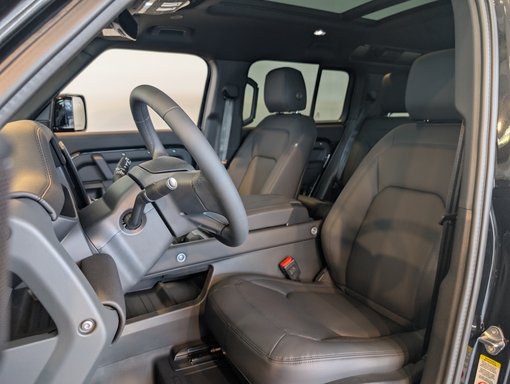2025 Land Rover Defender 110 X-Dynamic SE photo 7