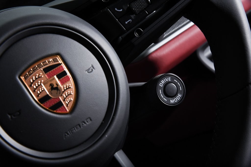 2025 Porsche Cayenne photo 18