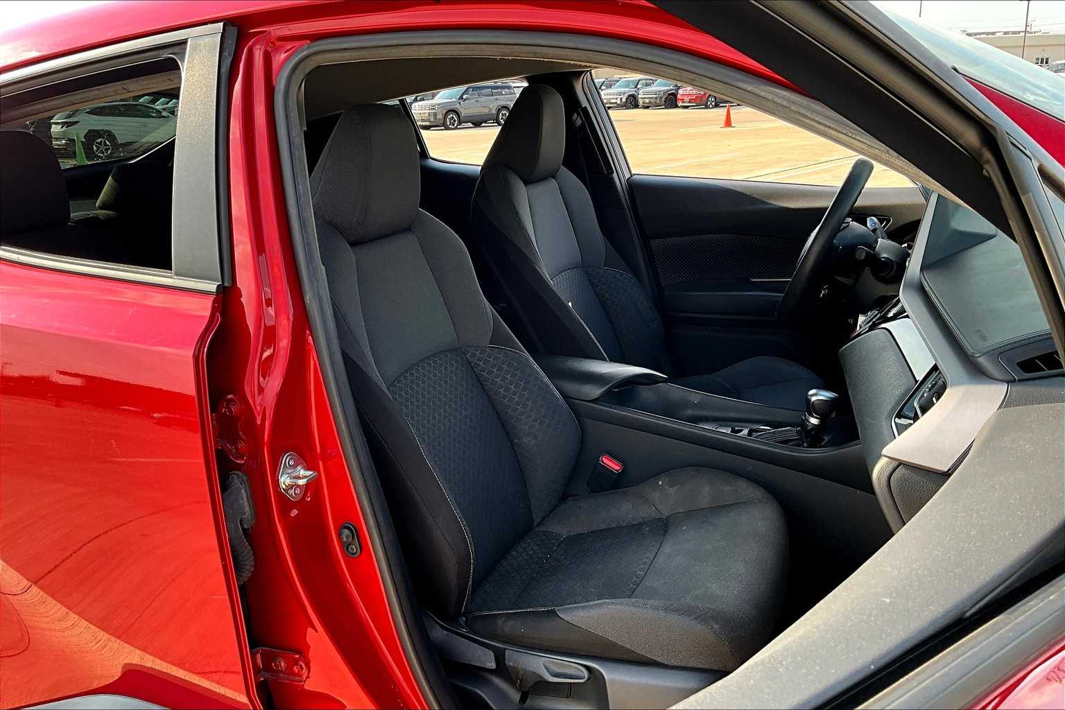 2020 Toyota C-HR LE photo 8